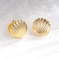 Boucles d'oreilles coquillage dorées minimalistes avec texture vintage sur fond blanc - Or