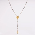Detalle de collar rosario dorado con cuentas grises, medalla de María y cruz - Gris Plateado