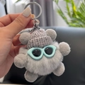 Grijze pluche roetgeest hanger met grijze gebreide muts en lichtblauwe zonnebril - Grijs
