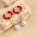 Elegante gouden druppeloorbellen met rode emaille hoepels en witte parelhangers - Rode Creolen Kunstparel Ketting Hangende Oorbellen (RS-YS387-2)