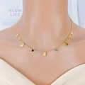 Goldene Halskette mit Herzanhänger und bunten Edelsteinen, getragen von einem Modell - Glattes Herz Stil