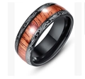 Detail eines schwarzen Metallrings mit natürlicher Holzeinlage und eleganten Gravuren - 8MM Schwarze Holzmaserung