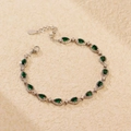 Bracciale in argento con pietre preziose verde smeraldo a pera e diamanti chiari - Argento 925 / Oro Bianco