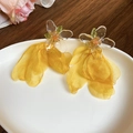 Orecchini a fiore in resina con frange di tessuto giallo su un piatto bianco di ceramica - Stile Nappa in Chiffon con Fiore in Acrilico (15#)