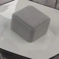 Elegante quadratische graue Samt-Schmuckschatulle für Ketten auf Keramiktablett - Graue Box