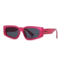 Gafas de sol rectangulares magenta modernas con lentes gris oscuro en vista de 45 grados - Rojo