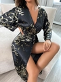 Bata elegante de satén negro para mujer con flores, cuello en V y cinturón lazo - S / Cereza Negra