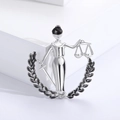 Dettaglio macro della spilla Bilancia in argento con Lady Justice, spada e bilancia - Argento Smaltato