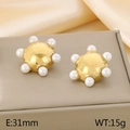Goldene gedrehte Ohrringe mit eleganten weißen Perlen auf einer weichen Schmuckschatulle - Goldene 3D-Perlenkugel-Stil (KE114172-KFC)