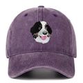 Détail de la broderie de Bouvier bernois sur une casquette en coton délavé violette - Violet