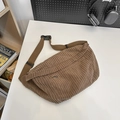 Borsa a tracolla in velluto a coste marrone con tracolla regolabile e fibbia dal design minimal - Marrone