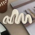 Minimalistische crème beige haarklem met golvend ontwerp en matte hars textuur - crème