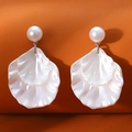 Boucles d'oreilles pétales blanches double épaisseur avec perle nacrée élégante - Style Coquille Blanc Argenté (K-756)