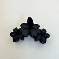 Pinza para el pelo negra mate con tres flores para peinados elegantes de mujer en blanco - Flor De Frangipani Unida Negra/escarchada [aprox. 11 Cm]