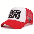 Dettaglio del ricamo Pacific Health Care e della rete sul cappello trucker rosso - Rosso