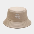 Dettaglio del ricamo be Kind con cuore sul cappello alla pescatora in cotone kaki - M (56-58cm) / Cachi