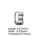 Dettaglio del ciondolo lettera E in argento lucido, dimensioni 7mm x 5mm per collane - Lettera E