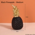 Ornamento moderno ananas in resina nera con top dorato su sfondo arancione - Medio / Nero