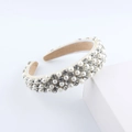 Elegante cerchietto barocco con perle bianche e strass scintillanti su velluto beige - Stile Perle e Strass
