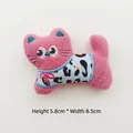 Patch chat en peluche rose avec gilet léopard et nœud, dimensions 5,8cm x 8,5cm - Style de Broche / Chat Rose