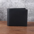Cartera bifold de hombre en cuero crazy horse negro sobre fondo de madera y piedra natural - Horizontal / Negro