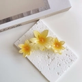 Detail of yellow flower hair claw clip with gradient petals and glossy resin finish - Light Yellow