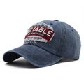 Dettaglio cappello vintage in cotone lavato blu con ricamo patch rosso stile retrò - Blu navy