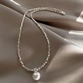 Collar de cuentas plateadas con un gran colgante de perla blanca y detalle de circón - Plateado (Perla Blanca)