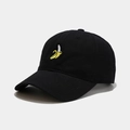 Gros plan détaillé d'une casquette noire en coton avec broderie banane jaune en relief - M (56-58cm) / Noir
