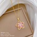Nahaufnahme der rosa Blumenkette mit Diamanten in einer Schmuckschatulle, Größe 1,9x2,5 cm - Rosa Blumenhalskette (F354)