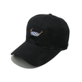 Dettaglio del ricamo di un cane bassotto su un cappello da baseball nero in cotone - M(56-58cm) / Nero