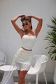 Detalle de un conjunto blanco de dos piezas con flores 3D y diseño fruncido sexy - S / Set de 3 piezas / Blanco