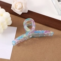 Detalle de pinza de pelo grande de acetato con patrón de mármol azul y púrpura elegante - 13cm / Color Primavera/Mármol Multicolor