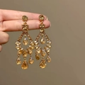 Elegantes pendientes de borla en oro ámbar con cristales en gota para un estilo de gala - Pendientes de Borla con Gota de Agua Champán