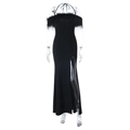 Elegantes schulterfreies Abendkleid mit Straußenfedern und hohem Seitenschlitz - S / Schwarz