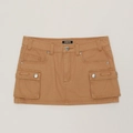 Dettaglio della minigonna cargo kaki che mostra il tessuto twill e i bottoni metallici - XS / Deserto