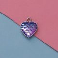 Ciondolo a cuore in acciaio inossidabile con scaglie di sirena viola blu su sfondo bicolore - Squame di Pesce Iridescenti Viola-Blu (4)