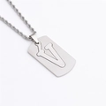 Détail du pendentif rectangulaire en acier brossé avec lettre V sur chaîne torsadée - Lettre U / Argent