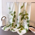 Dettaglio di sciarpa in seta bianca con stampa di foglie di ginkgo verdi su supporto - XD12-1 Ginkgo (Foglie Verdi) / 180*80cm
