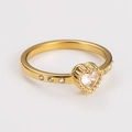 Dettaglio anello dorato con zircone a forma di cuore e piccoli diamanti - US 6 / Stile cuore 1