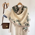 Écharpe élégante toucher cachemire motif magnolia en beige, rose et vert - Fleurs Fraîches-Vert Khaki