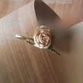 Pince à cheveux élégante en alliage doré ornée d'une rose de couleur crème en soie - Rose Crème / Pince à Cheveux Fleur de Rose Doré