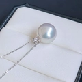 Elegante collar con colgante de perla blanca redonda y enganche de diamante plata - Plateado