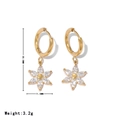 Orecchini girasole dorati con zirconi trasparenti su sfondo bianco professionale - Oro