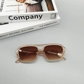 Detalle de gafas de sol aviador transparentes champán con lentes degradadas marrones - Champán