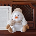 Pupazzo di neve in peluche con berretto di paillettes e sciarpa su scrivania in legno - Grande pupazzo di neve neonata seduta