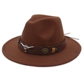 Vue détaillée d'un chapeau fedora en feutre marron avec un ornement de tête de taureau - Café