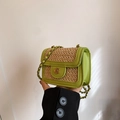Mini gewebte Strohtasche in Avocadogrün mit Blumenverschluss und Kettenriemen - Grün