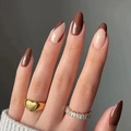 Unghie a mandorla marroni e nude con punte francesi e anelli dorati a cuore - Stile Patchwork Marrone Caffè French (JP1519)