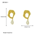 Orecchini vintage martellati dorati con perle barocche e dettagli sulle misure - Oro